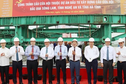 Hợp long cầu Cửa Hội bắc qua sông Lam