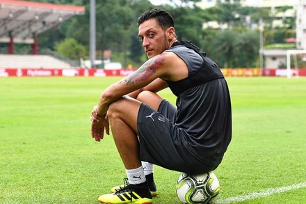 Mesut Oezil không còn nằm trong kế hoạch của HLV Mikel Arteta.