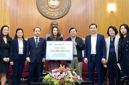 Đại điện Tập đoàn TH thông qua Ủy ban Trung ương Mặt trận Tổ quốc Việt Nam ủng hộ một tỷ đồng, sẻ chia với đồng bào miền trung bị lũ lụt. 