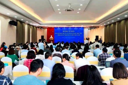 Tập huấn về nâng cao vai trò của văn học, nghệ thuật trong sự phát triển của đất nước thời kỳ mới, tại thị xã Sa Pa, sáng 6-10.