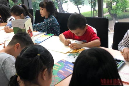 Trẻ nhỏ thi vẽ tranh theo truyện của tác giả Gianni Rodari.