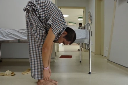 Bệnh nhân gù gập gây khó khăn trong cuộc sống.