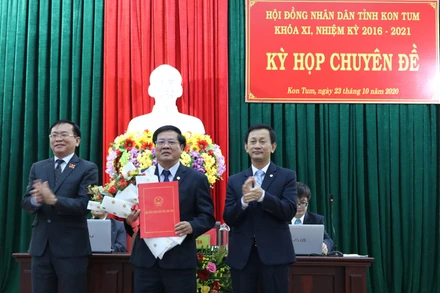 Đồng chí Dương Văn Trang, Ủy viên T.Ư Đảng, Bí thư Tỉnh ủy và đồng chí Nguyễn Văn Hòa, Chủ tịch HĐND tỉnh Kon Tum trao quyết định, tặng hoa chúc mừng đồng chí Lê Ngọc Tuấn.