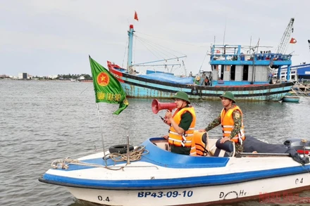 Bộ đội biên phòng Quảng Nam dùng loa cảnh báo tàu thuyền tránh bão số 9. 