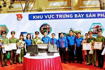 Khen thưởng những tác giả có công trình, sản phẩm sáng tạo. 