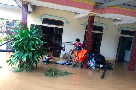 Bộ đội Biên phòng Quảng Bình cứu em bé ra khỏi khu vực nguy hiểm, chiều 19-10.