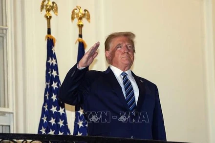 Tổng thống Mỹ Donald Trump trở lại Nhà Trắng sau bốn ngày được điều trị tại Trung tâm quân y quốc gia Walter Reed ở Bethesda, bang Maryland do mắc Covid-19. (Ảnh: AFP/TTXVN)