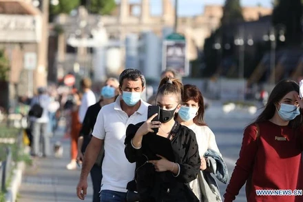 Người dân đeo khẩu trang đi bộ trên đường Via dei Fori Imperiali, ở Rome, Italy, ngày 6-10-2020. (Ảnh: Xinhua)