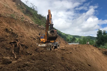 Sạt lở núi nghiêm trọng, chia cắt giao thông đoạn qua xã Thanh An (huyện Minh Long) năm gây chia cắt các xã, nguy hiểm cho người dân. Kiên cố hoá, sửa chữa tuyến đường vùng xung yếu là cần thiết nhằm hạn chế thiệt hại khi mưa lũ về.