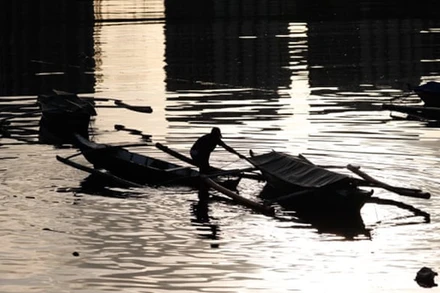 Ngư dân Philippines chuẩn bị ứng phó bão Goni. (Ảnh: EPA)