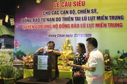 Đại sứ Nguyễn Bá Hùng và Phu nhân cùng đại diện kiều bào tham gia quyên góp.