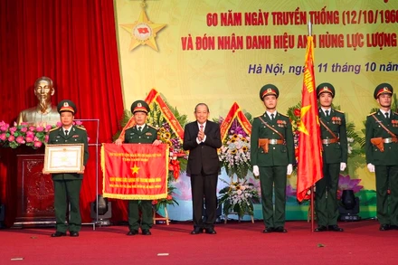 Phó Thủ tướng Thường trực Chính phủ Trương Hòa Bình trao danh hiệu Anh hùng LLVTND tặng Viện KH-CN quân sự