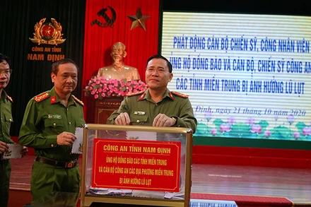 Đại tá Phạm Văn Long, Giám đốc Công an tỉnh Nam Định ủng hộ đồng bào và cán bộ, chiến sĩ miền trung ruột thịt.