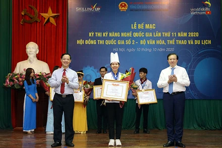 Trao thưởng cho các thí sinh đoạt giải Kỳ thi Kỹ năng nghề quốc gia tại Hội đồng thi Bộ Văn hóa, Thể thao và Du lịch (Ảnh: Anh Nguyễn).