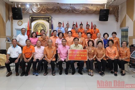 Kiều bào Thái Lan quyên góp ủng hộ đồng bào miền trung