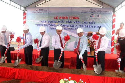 Các đại biểu thực hiện nghi thức khởi công cầu Vàm Cái Sứt.
