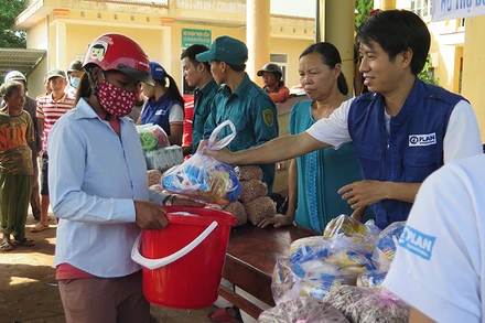 Hỗ trợ người dân vùng lũ (Ảnh: Ban tổ chức cung cấp).
