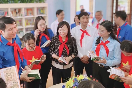 Các đồng chí đại diện lãnh đạo các bộ, ngành và địa phương cùng đại biểu "Cháu ngoan Bác Hồ" năm 2020 tham quan Công trình măng non.