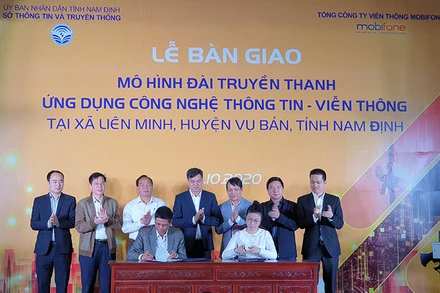 Bàn giao mô hình đài truyền thanh thông minh ở xã Liên Minh, huyện Vụ Bản (Nam Định).
