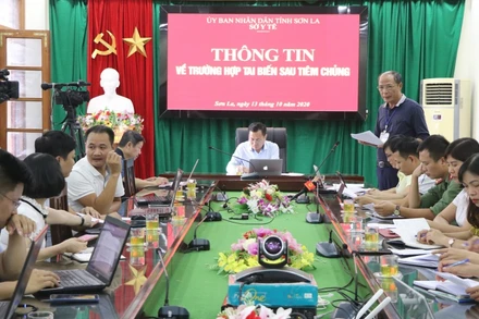 Buổi họp thông tin việc liên quan đến cháu bé bị tử vong sau tiêm chủng.