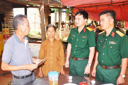 Ủy ban MTTQ Việt Nam tỉnh Gia Lai và Binh đoàn 15 đến chia sẻ trước những mất mát của gia đình chị Vinh.