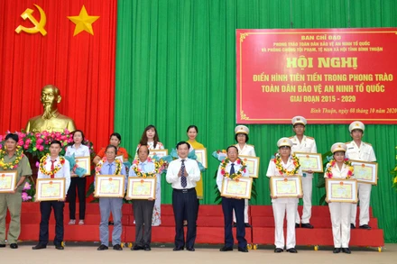 Các tập thể và cá nhân có thành tích xuất sắc trong thực hiện Quyết định số 521/QĐ-Ttg của Thủ tướng Chính phủ về “Ngày hội toàn dân bảo vệ an ninh Tổ quốc” giai đoạn 2015-2020 được Chủ tịch UBND tỉnh Bình Thuận tặng Bằng khen.