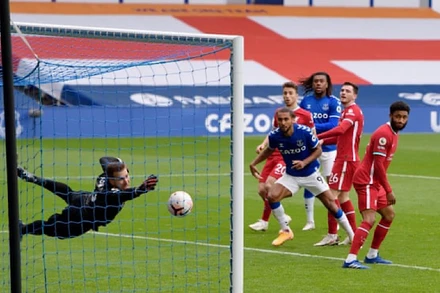 Thủ môn Adrian không thể ngăn bàn thua thứ hai của Liverpool.