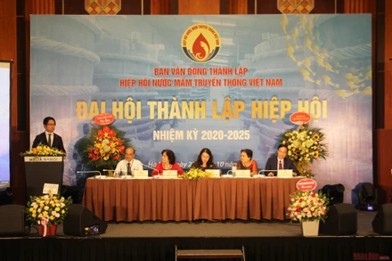 Ban lãnh đạo Hiêp hội Nước mắm truyền thống Việt Nam trả lời câu hỏi báo giới. 