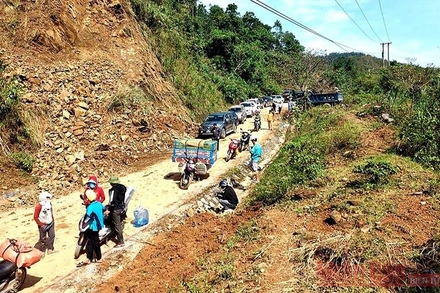 Đoàn ô-tô 12 chiếc cùng 32 người thuộc các lực lượng cứu hộ của huyện miền núi Hướng Hóa đang trên đường lúc 10 giờ ngày 23-10 để tiếp cận sớm nhất hai xã Hướng Lập, Hướng Việt.