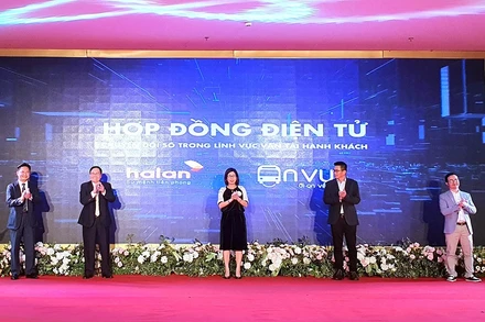 Đại diện các ban, sở, ngành và doanh nghiệp ấn nút công bố nền tảng Hợp đồng điện tử trong lĩnh vực vận tải hành khách. 