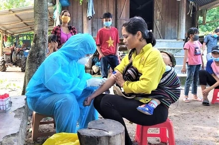 Cán bộ y tế tỉnh Đắk Lắk về tận thôn, buôn vùng sâu tiêm vaccine phòng bệnh bạch hầu cho người dân.