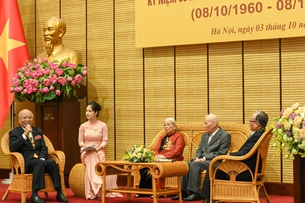 Các nhân chứng lịch sử trao đổi tại buổi tọa đàm.