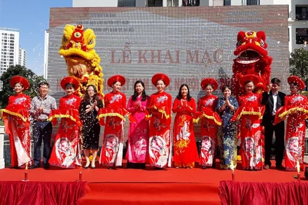 Các đại biểu cắt băng khai mạc Hội chợ hàng Việt Nam được người tiêu dùng yêu thích năm 2020.