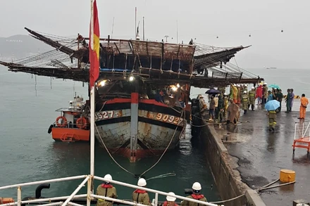 Tàu cá cùng 39 thuyền viên được đưa về bờ an toàn.