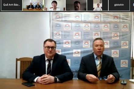 Giáo Sư A. Maslov, Viện trưởng Viễn Đông, Viện Hàn lâm khoa học Nga (bên trái) phát biểu tại phiên khai mạc hội thảo.