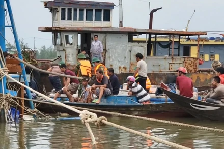 Lực lượng cứu hộ tìm thấy hai nạn nhân trong thân tàu bị chìm.