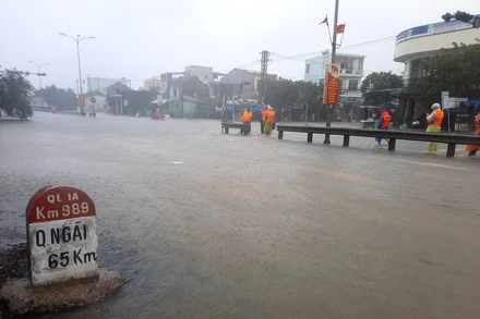 Quốc lộ 1A đoạn từ Kỳ Lý đến Quán Gò ngập sâu. 