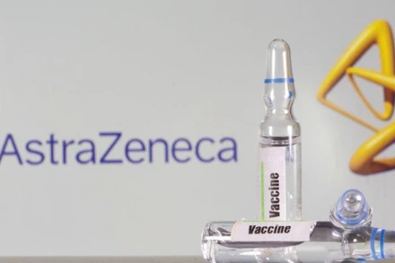 Một ống nghiệm có nhãn vaccine được nhìn thấy ở phía trước biểu tượng của AstraZeneca được chụp ngày 9-9. Ảnh: Reuters.