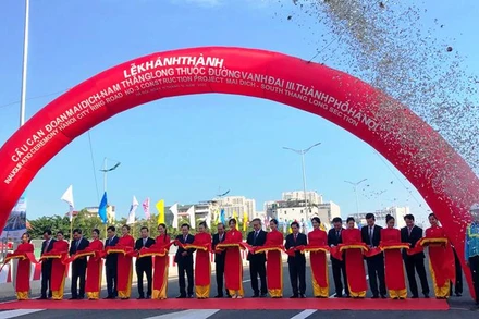 Các đại biểu cắt băng khánh thành công trình cầu cạn Mai Dịch - Nam Thăng Long.