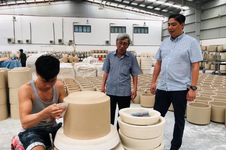 Sản xuất gốm tại Công ty TNHH gốm mỹ nghệ Hoàng Mỹ.