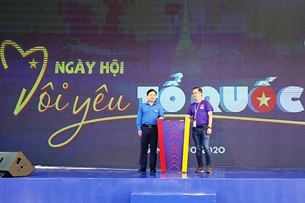 Đồng chí Nguyễn Anh Tuấn, Bí thư Thường trực T.Ư Đoàn TNCS Hồ Chí Minh, Chủ tịch T.Ư Hội LHTN Việt Nam (bên trái) ấn nút khởi động Ngày hội.