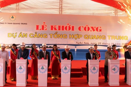 Các đại biểu bấm nút khởi công xây dựng cảng.