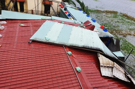 Nhiều dãy nhà của các cơ quan trên địa bàn TP Tam Kỳ bị tốc mái.