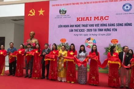 Các đại biểu cắt băng khai mạc Liên hoan ảnh nghệ thuật khu vực đồng bằng sông Hồng lần thứ 22.