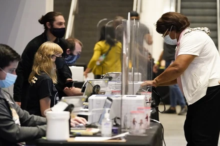 Người dân đến cung thể thao State Farm, TP Atlanta, bang Georgia, ngày 12-10, để đăng ký bỏ phiếu sớm. (Ảnh: AP)