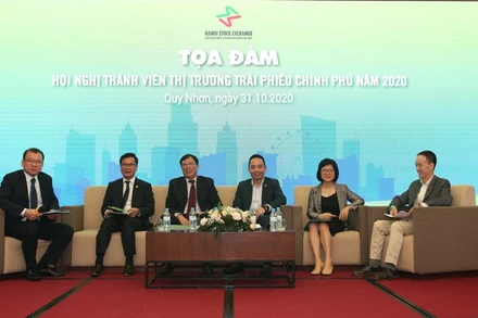 Các đại biểu phát biểu tại tọa đàm.