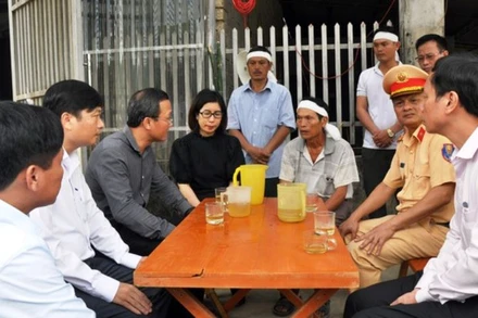 Ủy ban An toàn giao thông quốc gia thăm hỏi gia đình nạn nhân.