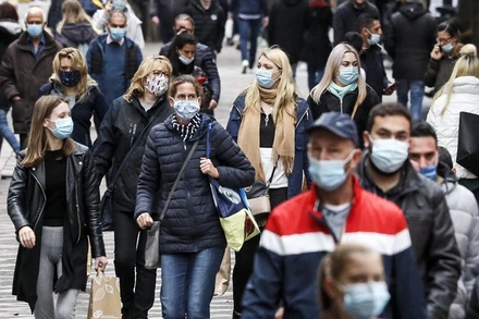 Người dân phải đeo khẩu trang khi đến một khu phố mua sắm trong khu vực có nguy cơ lây nhiễm cao ở Gelsenkirchen, Đức, ngày 20-10. (Ảnh: AP)