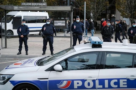 Các lực lượng cảnh sát được tăng cường bảo đảm an ninh ở trường trung học Bois d'Aulne. (Ảnh: Le Parisien)