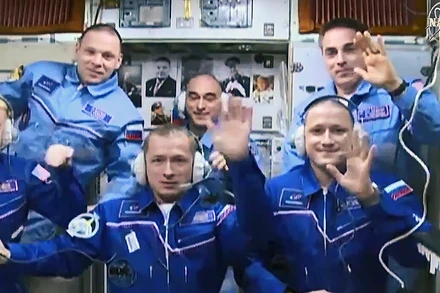 Trạm vũ trụ quốc tế hiện có sáu phi hành gia. Các thành viên phi hành đoàn của Expedition 64 Kate Rubins, Sergey Ryzhikov và Sergey Kud-Sverchkov (hàng trước từ trái sang) cùng các thành viên phi hành đoàn của Expedition 63 (hàng sau từ trái sang) Ivan Vagner, Anatoly Ivanishin và Chris Cassidy trên Trạm vũ trụ. Ảnh: NASA.